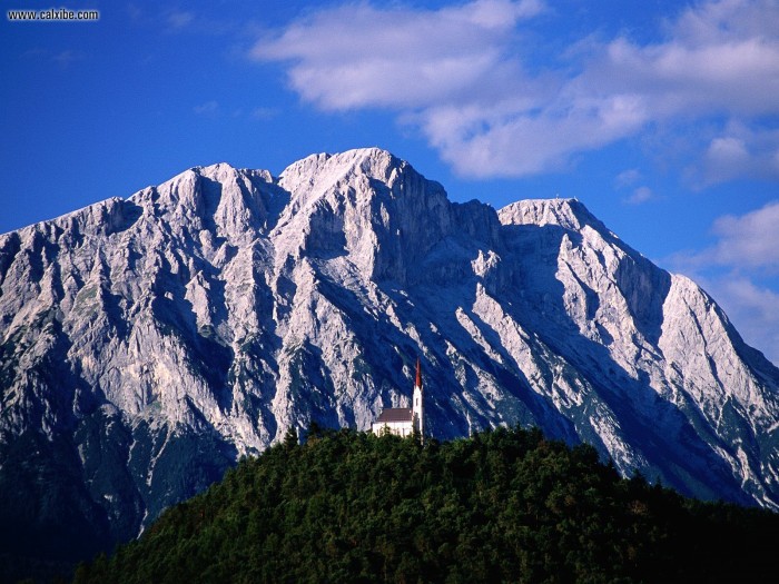 Hillside_Church_and_Mount_Griesspitzen_Tirol_Austria
