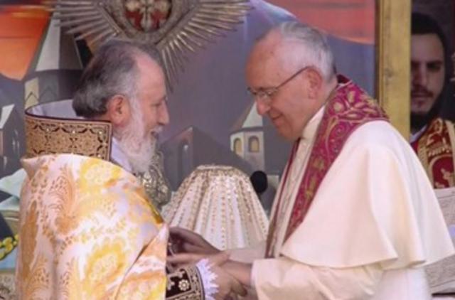 Katholikos Karekin II en paus Franciscus tijdens de goddelijke liturgie © RadVat