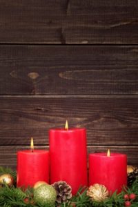 kerst-kaarsen-met-houten-achtergrond_1147-198